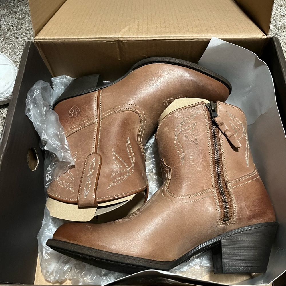 Ariat Darlin boots women’s 9.. used 1 time.. NEED GONE!!